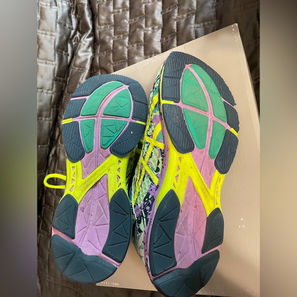 ASICS - Picture 3 of 4